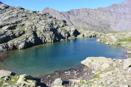 Le Lac Porcieroles : de toute beauté sous la tempête de ciel bleu.