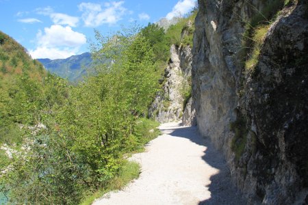 Chemin avec les parois rocheuses sur la droite