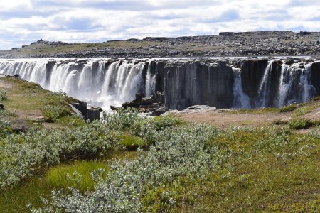 Une première vue des chutes de Selfoss.