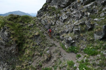 La vire d’accès à l’éperon herbeux.