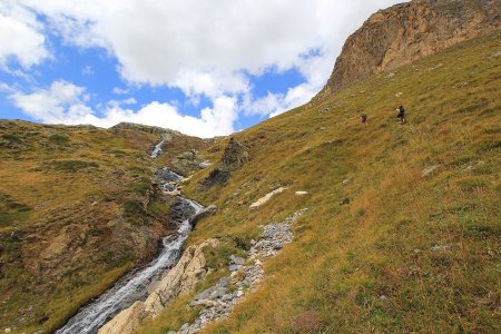 La montée continue et devient soutenue