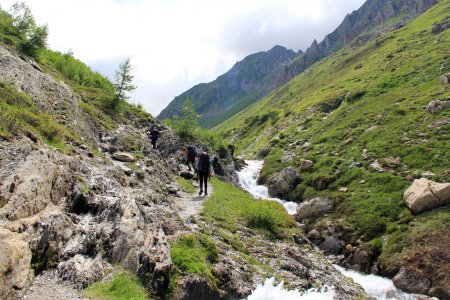 Montée du torrent par sa rive droite