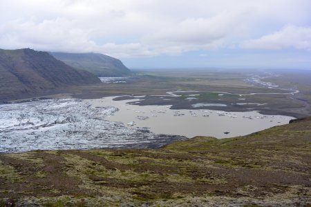 ... et sa lagune glaciaire terminale.