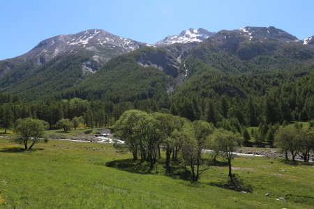 L’ancienne carrière au centre, entourée de l’Alpet et la Pointe Basse de Mary.