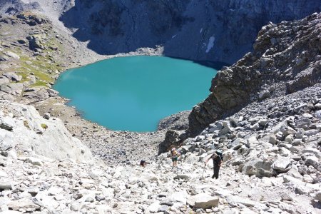 On s’élève dans le couloir au-dessus du Lac d’Ambin.