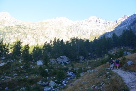 On repart du refuge sur le beau sentier équipé de panneaux adaptés aux mal-voyants.