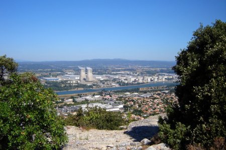 Toujours depuis les murs du Château, la Centrale du triscastin et la silhouette caractéristique de la Dent de Rez.