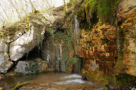 Une cascade tout pès de la D2.