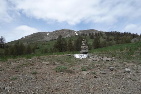 Balisage par cairns et peinture blanche, il faudra recouper le téléski.