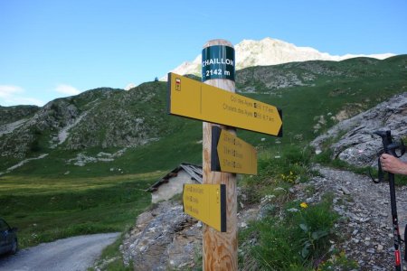 A la cote 2142m, le panneau directionnel indiquant la direction du Col des Ayes  vers la droite.