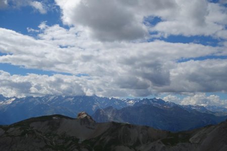 Les Ecrins dans les nuages puis au centre droit les pics de Clouzis et Gardiner et la montagne des Agneaux