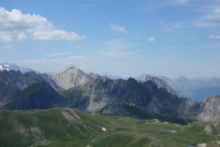 Totalement à gauche la montagne des Agneaux et au centre gauche le pic de Peyre Eyraute