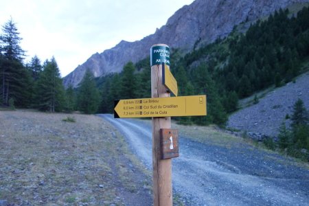 Le panneau du parking des Claux où il faut prendre à gauche vers le col de La Cula