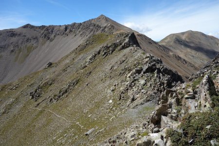 Notre sommet et le bastion rocheux qu’il faudra contourner par la gauche en prenant le sentier puis en traversant à flanc pour rejoindre la crête descendant du bastion puis la ligne de crête du Pic Ombière