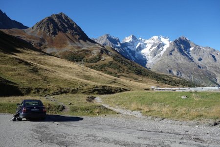 Le sentier à la sortie du parking