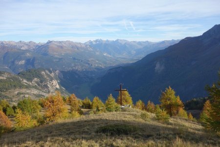 jusqu’à apercevoir cette croix, le sentier de retour se trouve en dessous