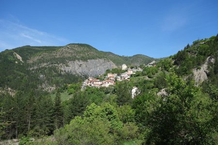 Vue arrière sur le village perché de Théus