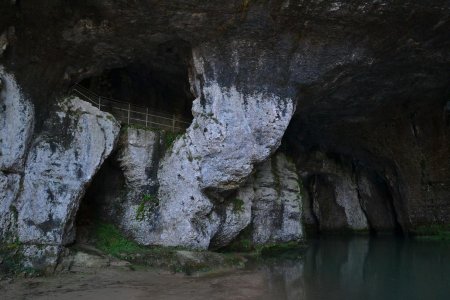 Sous la grotte