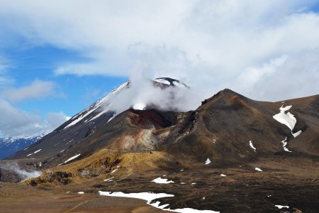 Red Crater devant et Mont Doom derrière