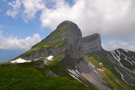 Tour d’Aï (2331m) derrière la Tour de Mayen (2326m)