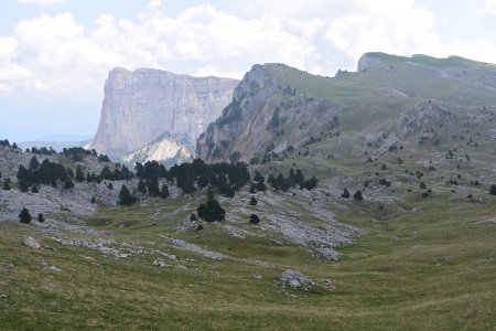 A l’approche du Pas de la Selle ; un peu de monde sur les Rochers du Parquet.