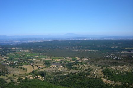 Du sommet, le Ventoux et à sa droite, le site nucléaire du Tricastin dont le réacteur N°1 est sous haute surveillance.