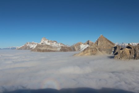 La grande barrière dévoluarde émerge du brouillard.