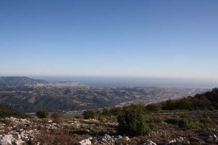 En montant vers le Baou de la Gaude, la mer et la Vallée du Var sont bien visibles