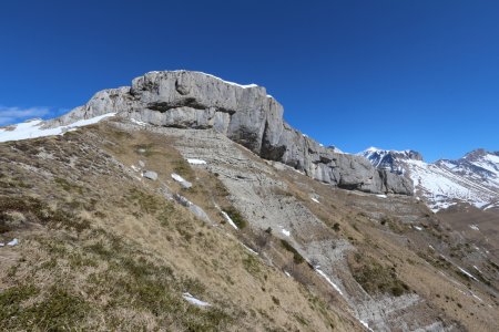 La vire de la Montagne de Paille passe sous le gros bourrelet de la falaise.