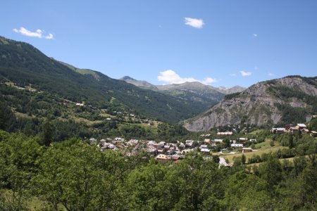 Vue sur Allos depuis un premier replat