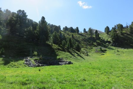 Ruines supérieures des chalets de la Taure, se diriger vers le ruisseau.