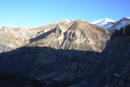 Le soleil éclaire le sommet de la barre noire, et les barres du Vallonnet et de Prachastel, mais on n’y aura droit qu’au sommet de la Tête