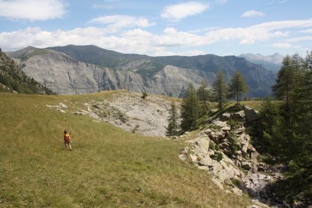 Descente dans la prairie. Le torrent a fortement creusé le sol, et on comprend à certains endroits pourquoi les cartes parlent de ravin ou lieu de vallon.