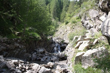 Passage par le fond du ravin et son torrent rafraîchissant