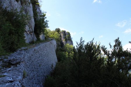 Mur de soutènement dans la montée vers le Pas de l’Allier