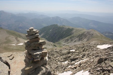 A droite, la crête de montée, à gauche, celle pour la descente