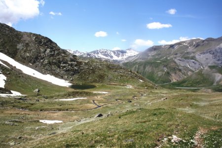 Le vallon de la Cabane avec une belle serpentine dans une zone de sagnes