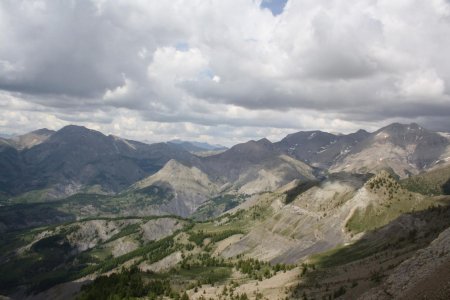 Sommets sur 4 plans : Grand Cheval de Bois, Mont Vallonnet, (derrière, la crête du Cimet), Téton, Pelat. Second plan : Chapeau de Gendarme. Troisième plan : Grande Epervière et Chalanche. Encore derrière à droite, le Grand Bérard