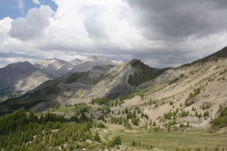 Devant le Pelat, la Montagne de Monier et sous son flanc Ouest, le vallon de Valplane