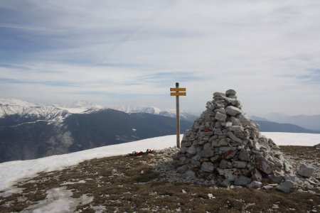 ...et la nouvelle borne sommitale, avec le cairn de bonne taille