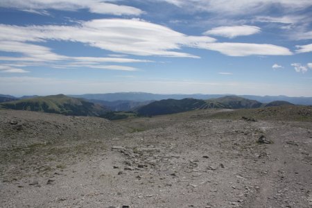 Vers le Mont Joyo, un plateau pour le moins aride et rocailleux