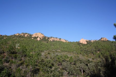 Le Rocher des Monges en plein soleil