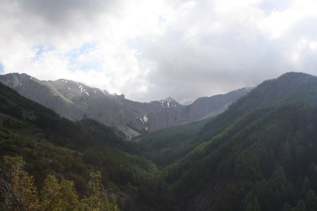 Vers l’Est. Montagne des Graus, Valplane dans les nuages, Petite Tour du Lac d’Allos, barres de l’Encombrette à droite. Au centre, le passage du Pas de l’Echelle