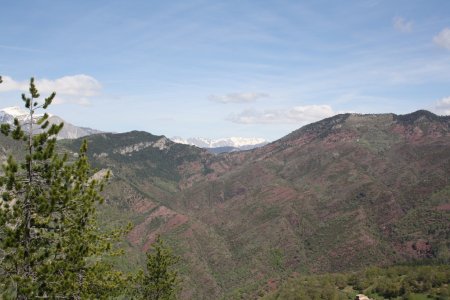 Les roches rouges dans le secteur Cians/Daluis en arrière-plan vers le Nord