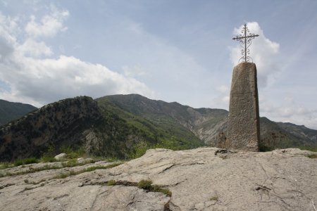 ...et atteindre la croix marquant le point culminant du village (attention au vide au Nord)