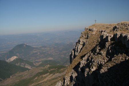 La croix St Jean dominant Valavoire et la vallée de Sasse