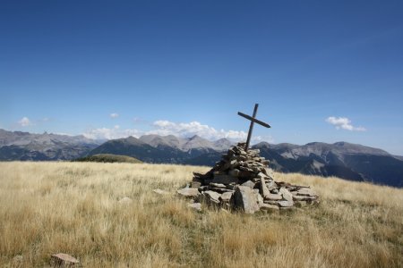 ...la croix n’est pas à la hauteur de son intitulé, par contre le panorama est lui grandiose