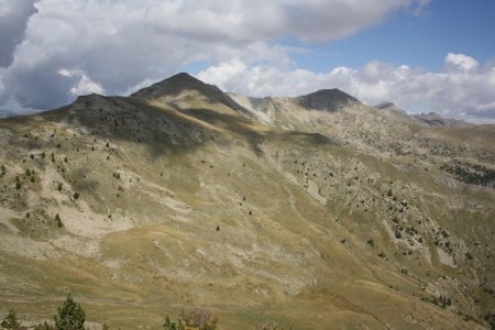 L’enfilade de crêtes vers le Nord : Mourre de Simance, Sangraure pour ne citer que les plus proches