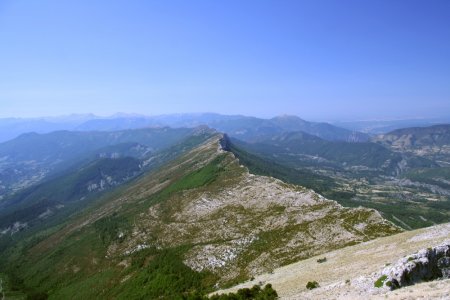 Depuis le sommet du Couard, la montagne de Coupe et la barre des Dourbes. A droite Entrages et le Cousson, au loin de Chiran