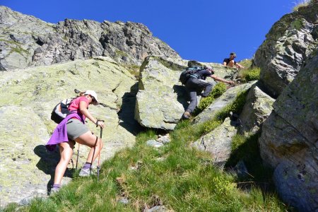 le petit passage de sortie de la pente d’herbe empruntée à la montée.